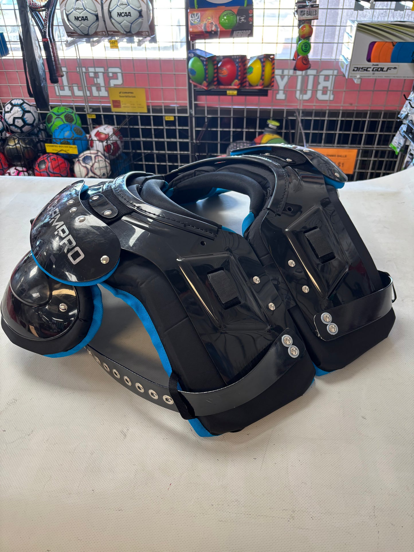 Champro Gauntlet sp 3D Adult Medium 17”-18” Shoulder Pads (used)