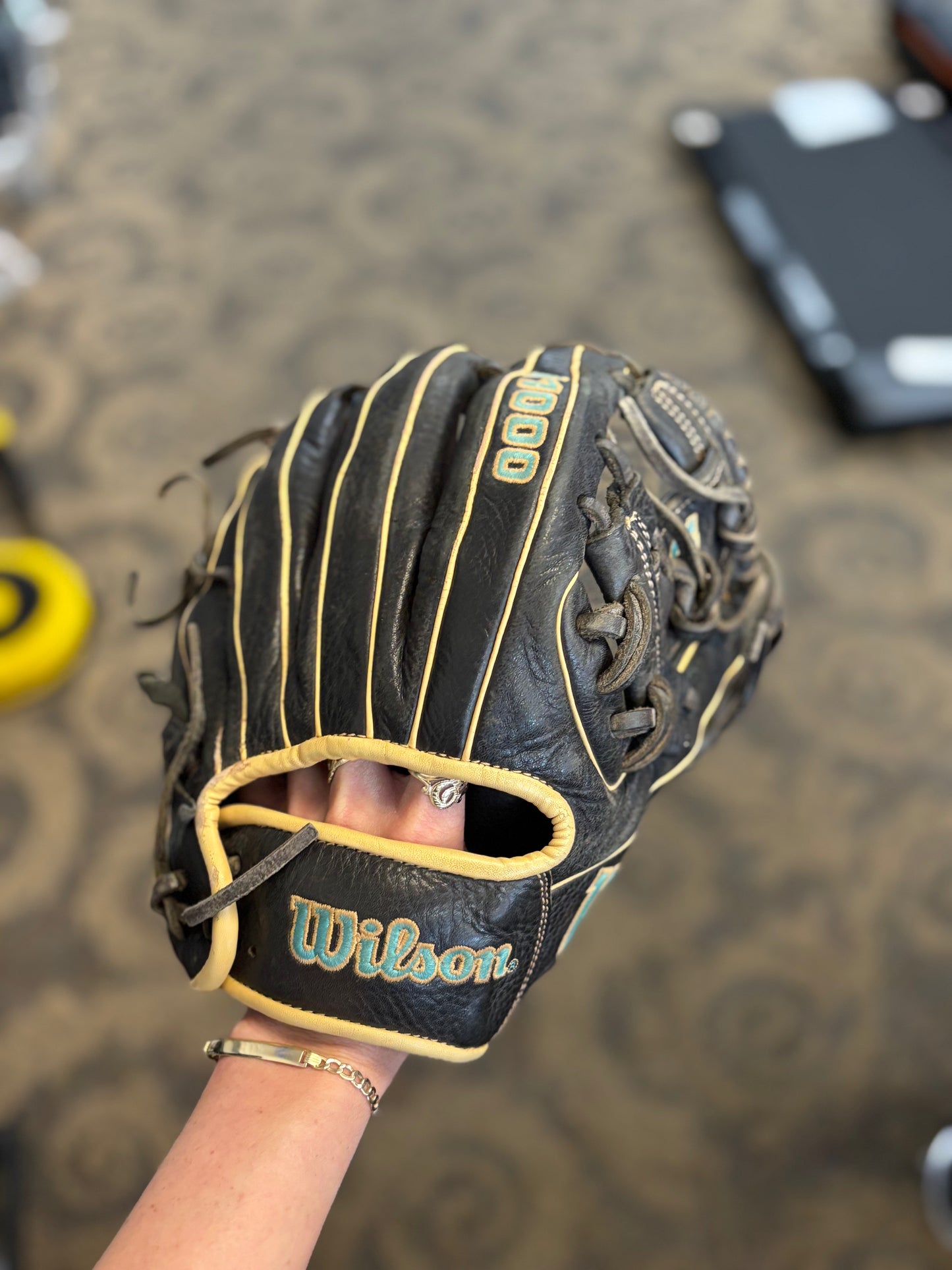 Wilson A1000 11.5” Right Hand Throw SB/BB Glove (Used)