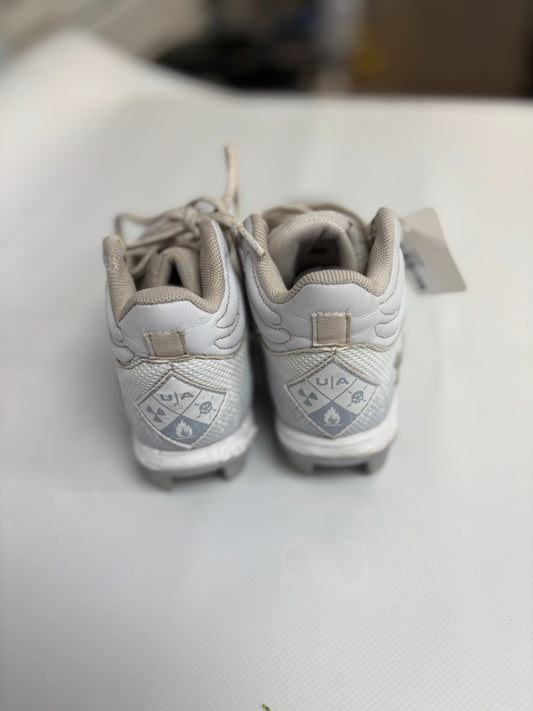 Underarmor baseball cleats size 3.5(used)