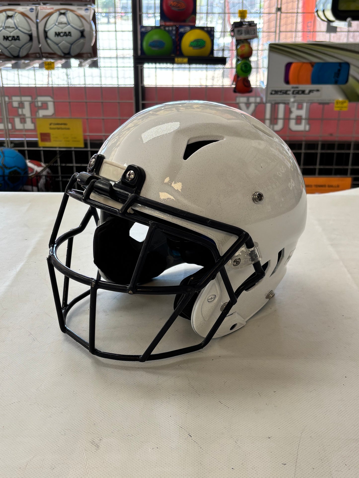 Schutt Vengeance 2018 in Glitter White - Youth Medium Football Helmet (used)