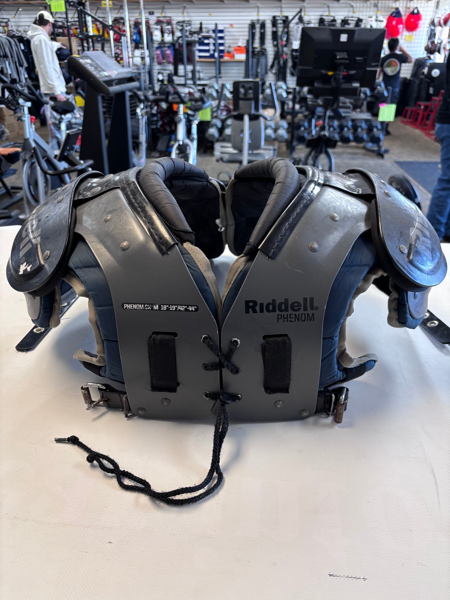 Riddell Phenom Adult Medium (used)