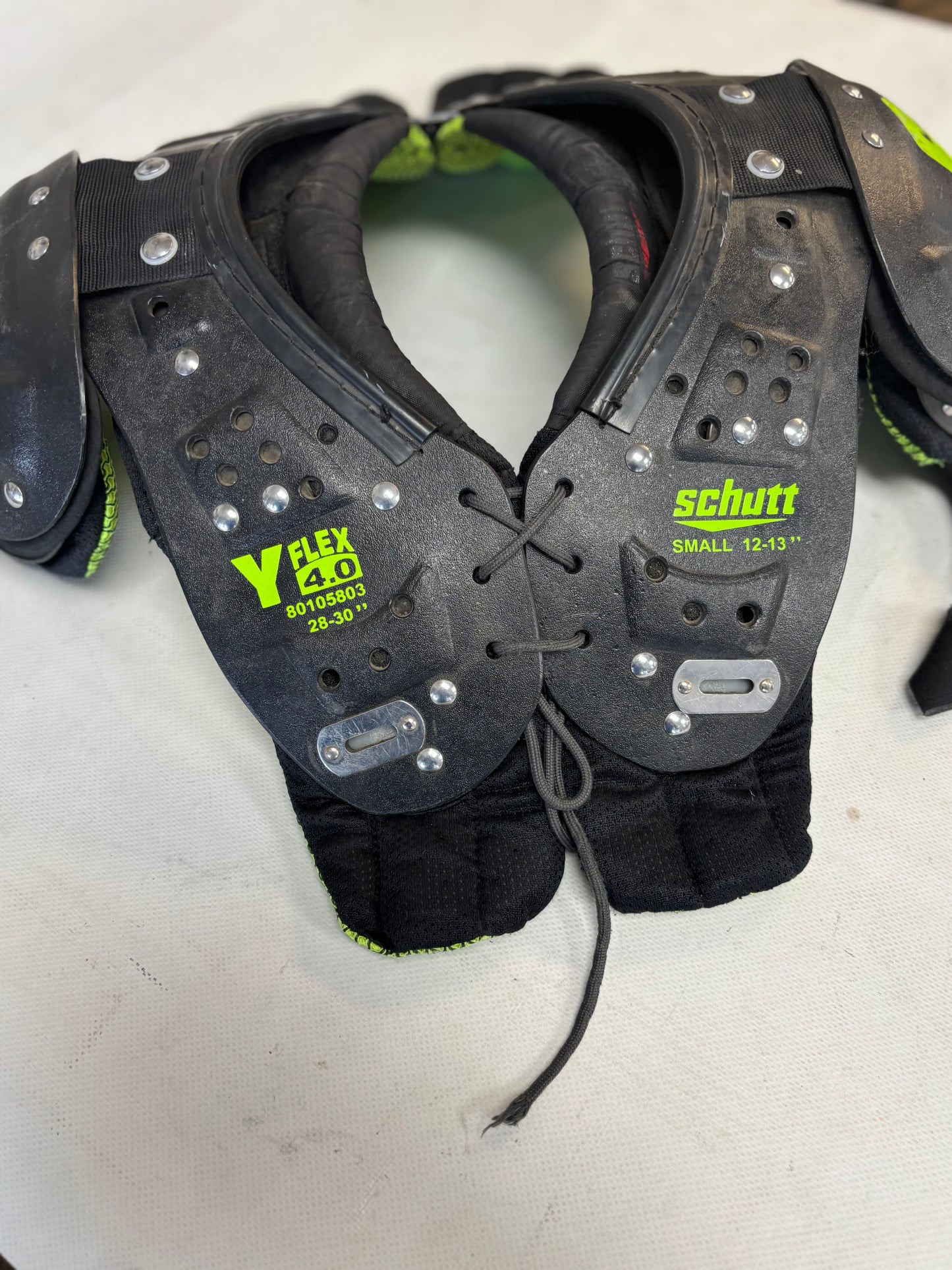 Schutt Y-Flex 4.0 Youth Small Shoulder Pads (used)