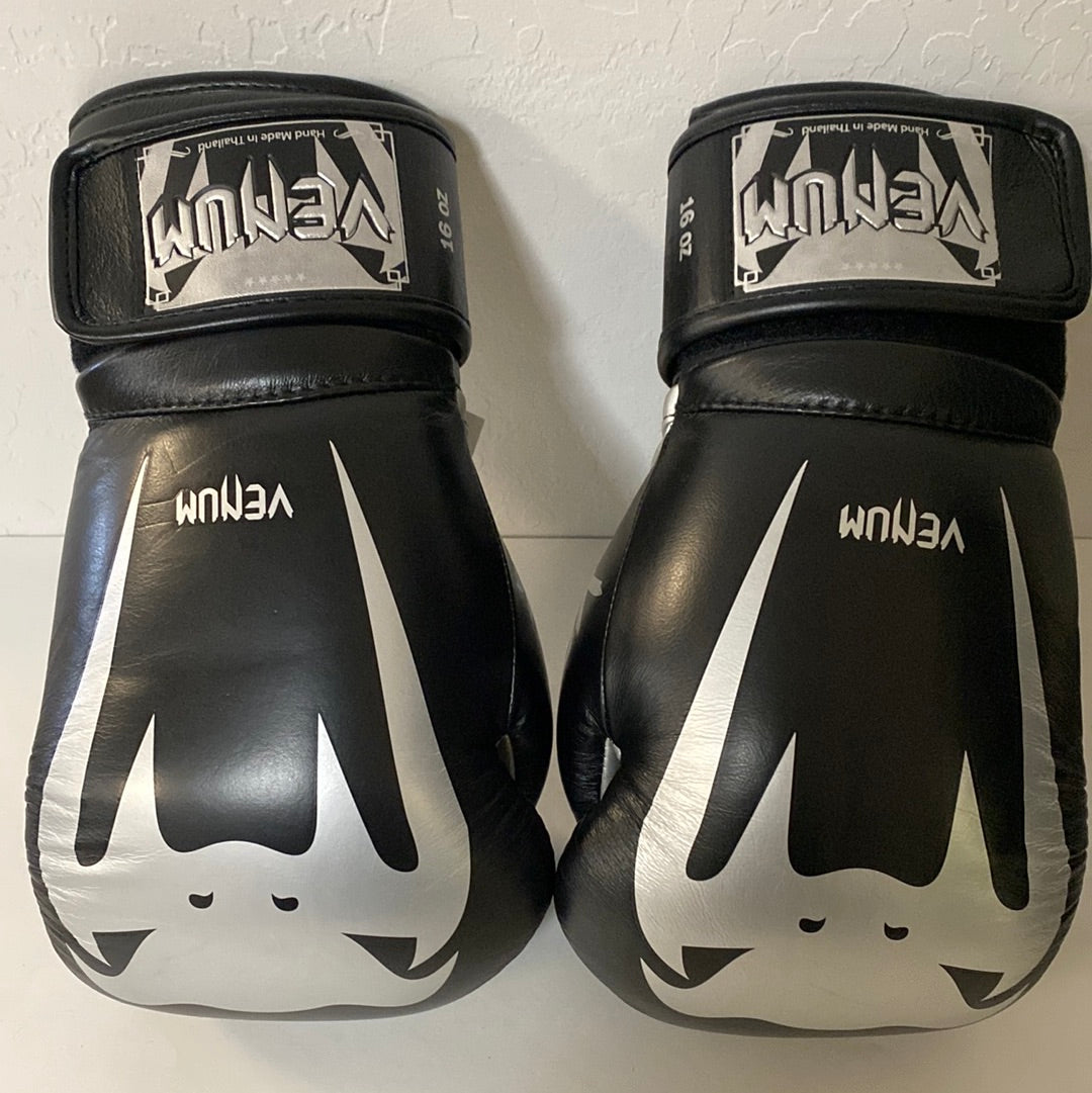 Venum Giant 3.0 Boxing Gloves