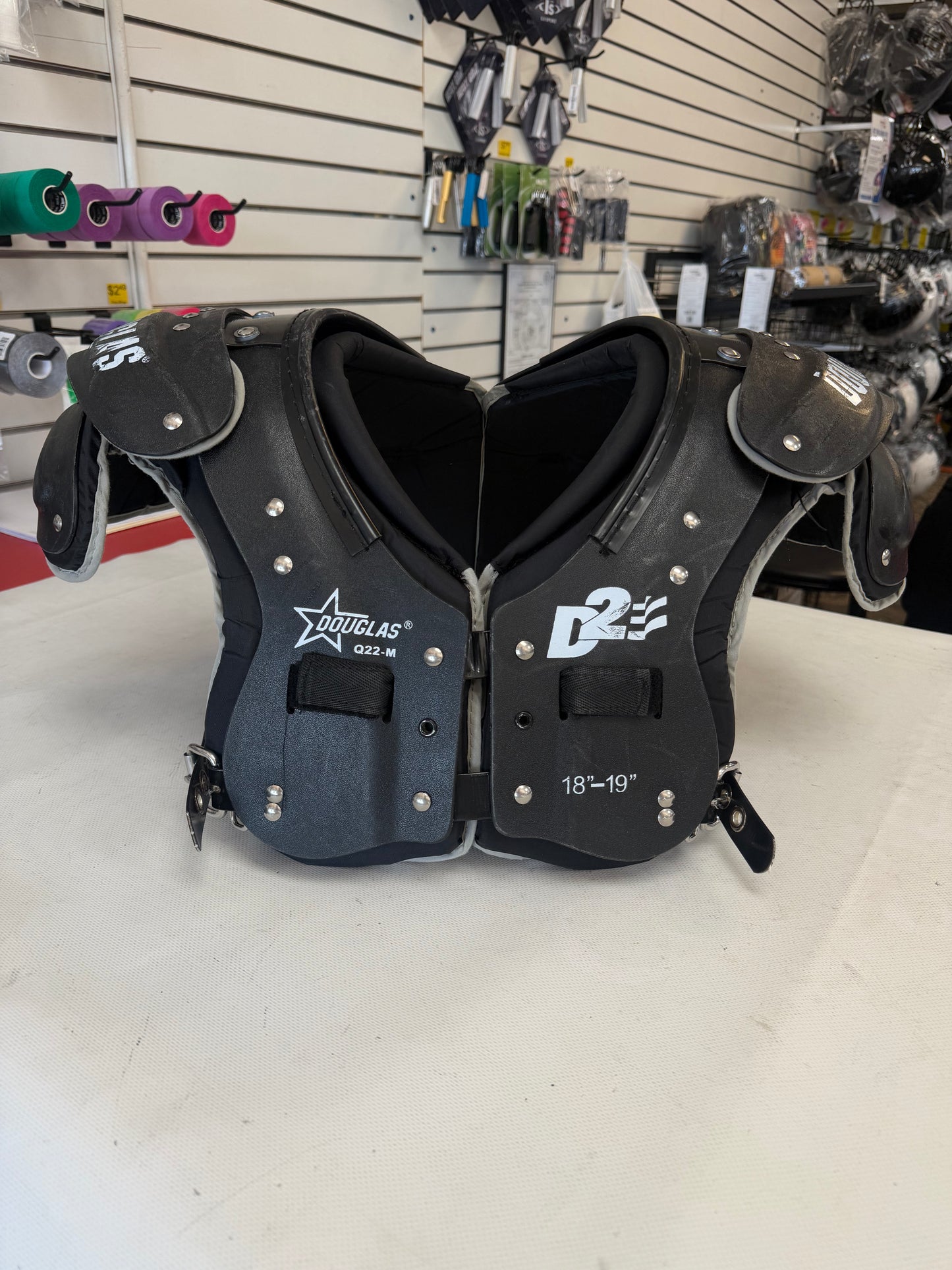 Douglas Legacy Adult Shoulder Pads size Medium (used)