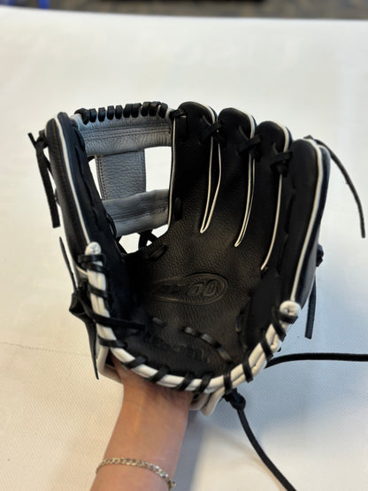 Wilson A700 Baseball/Softball Glove Right Hand Throw 11.5 (Like new)