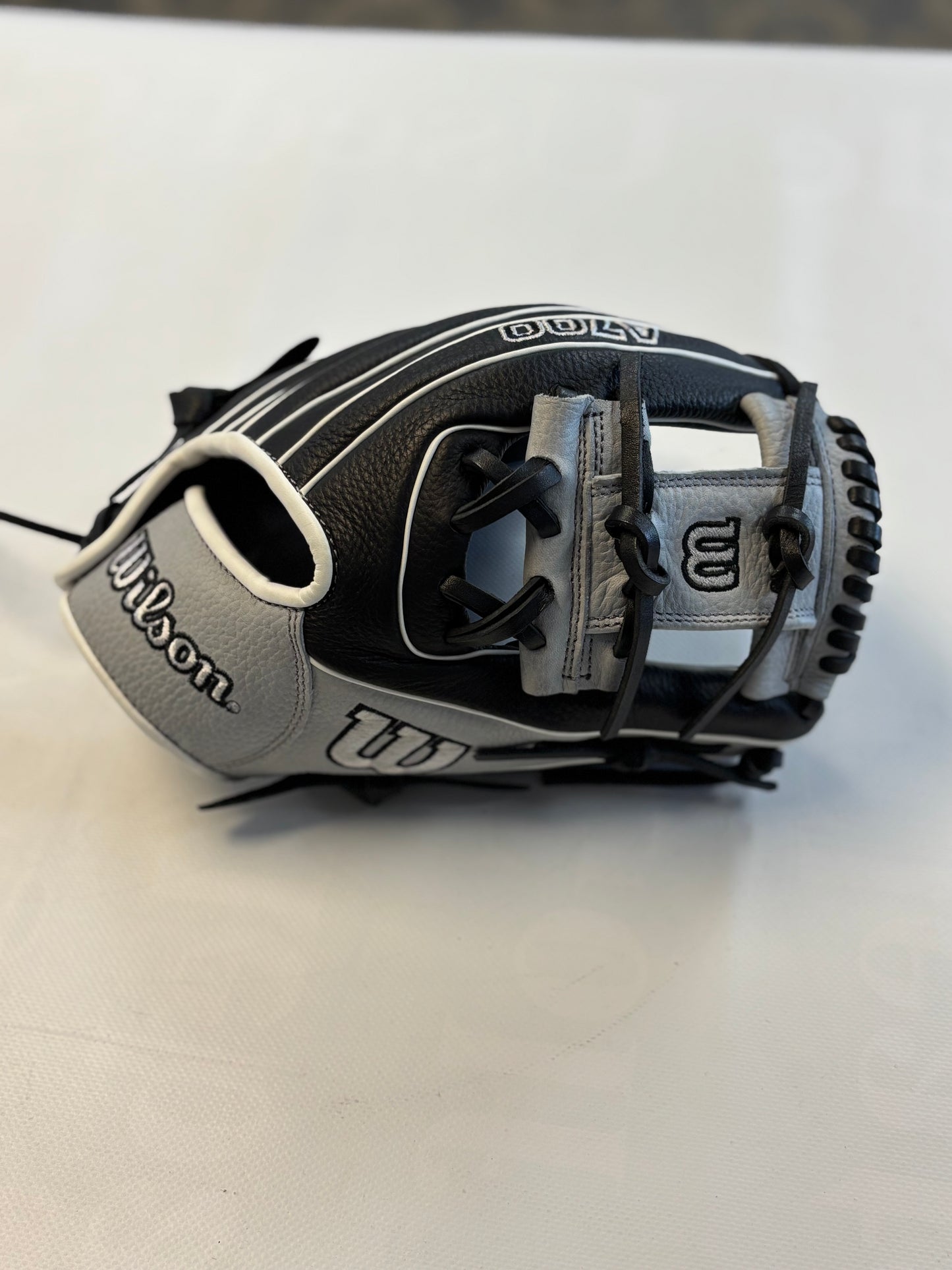 Wilson A700 Baseball/Softball Glove Right Hand Throw 11.5 (Like new)