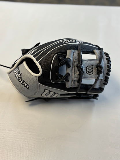 Wilson A700 Baseball/Softball Glove Right Hand Throw 11.5 (Like new)